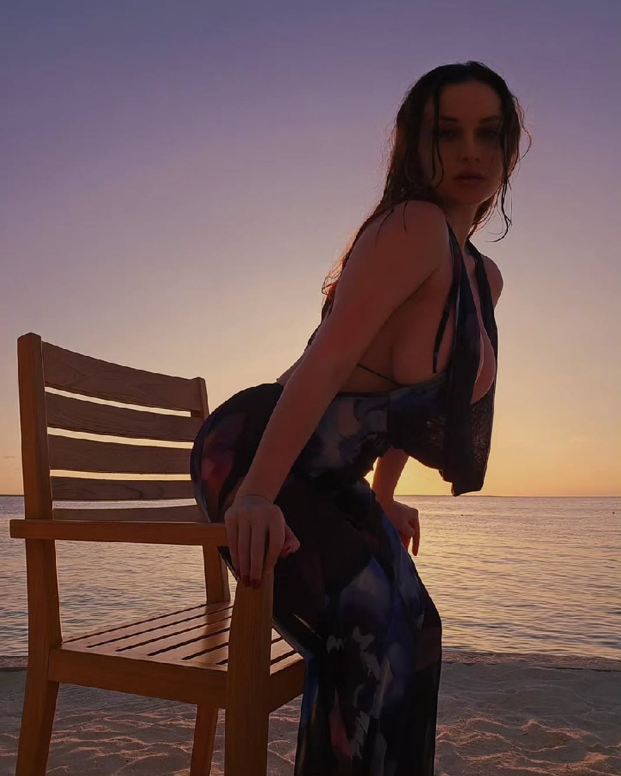 Sexy girl Miranda Faith nude in Belize